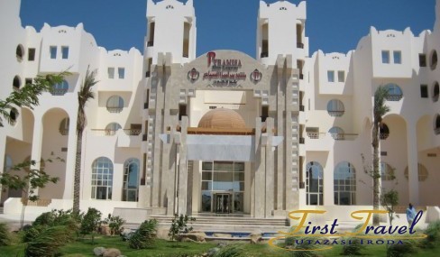 PyramisaBlueLagoon00-bejarat.jpg