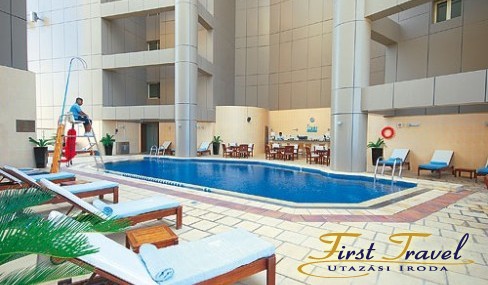 Grand Milennium Dubai 02-medence.jpg