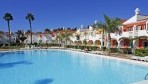 Bungalows Cordial Green Golf 02-medence