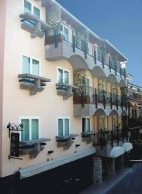 Mavino Hotel ***